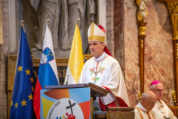 Škof Andrej Saje pri sveti maši za domovino: “Bodimo gradniki mostov in med seboj bratje in sestre